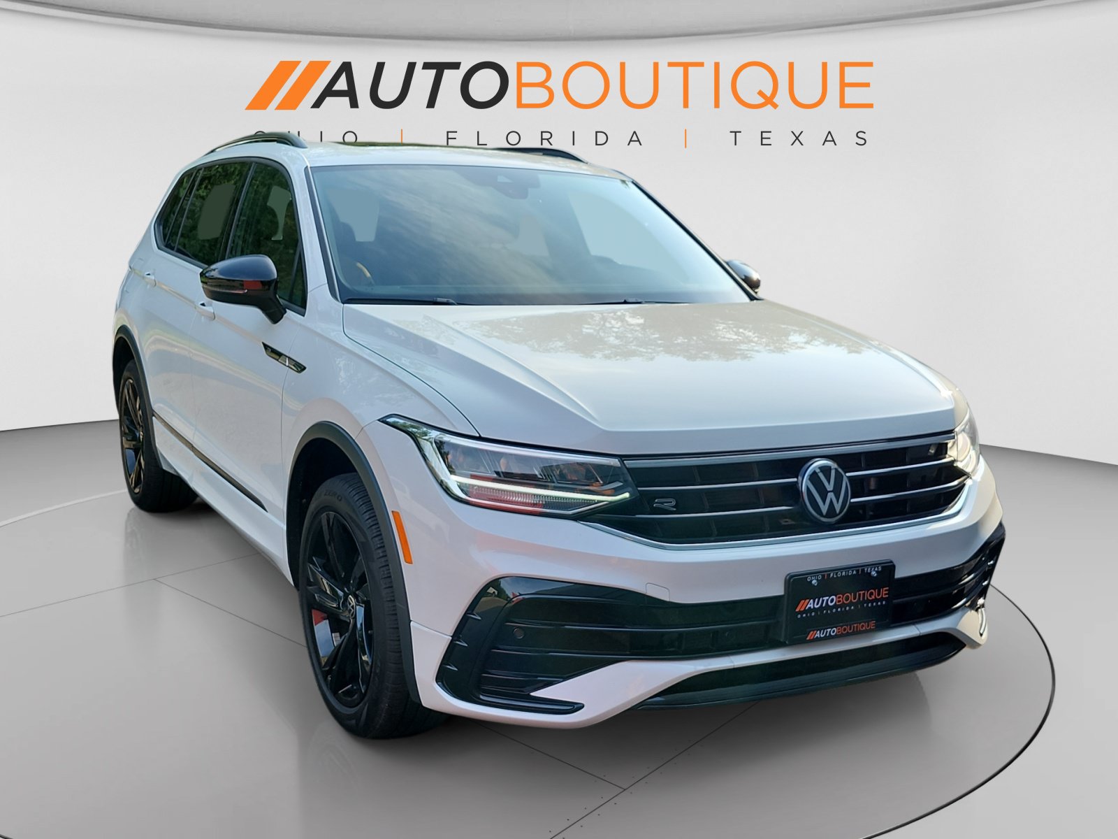 Used 2024 Volkswagen Tiguan SE R-Line w/ MDO Package, Two-Row AWD/4WD image 7