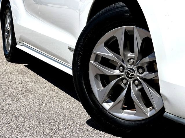 Used 2021 Toyota Sienna LE image 2