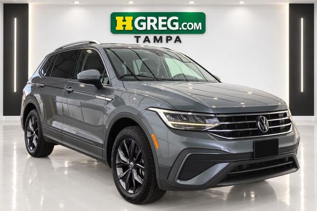 Used 2023 Volkswagen Tiguan SE w/ Panoramic Sunroof Package FWD image 4