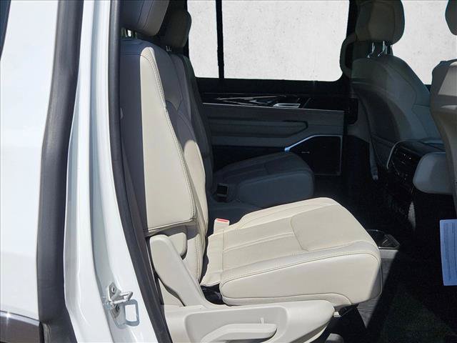Used 2022 Jeep Wagoneer Series III w/ Flexible Seating Group AWD/4WD image 18