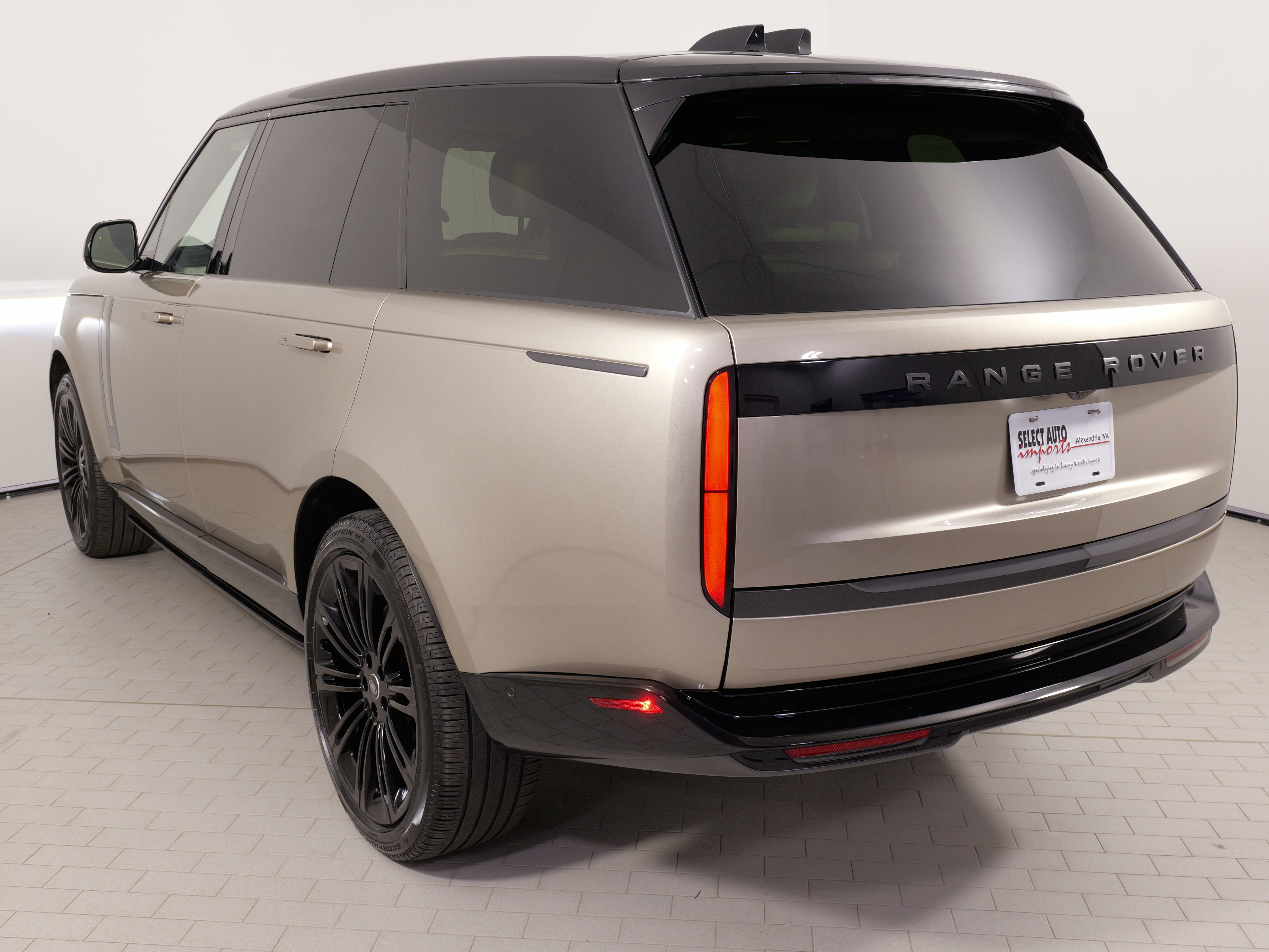 Used 2025 Land Rover Range Rover Long Wheelbase SE image 15