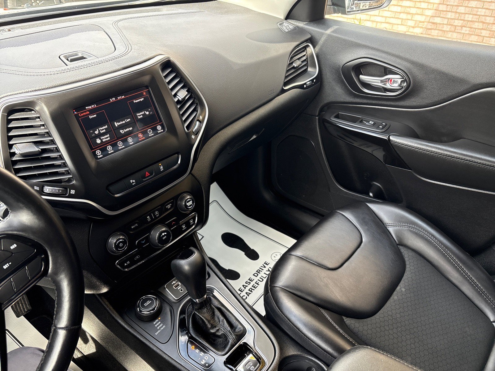 Used 2021 Jeep Cherokee Latitude Plus AWD/4WD image 16