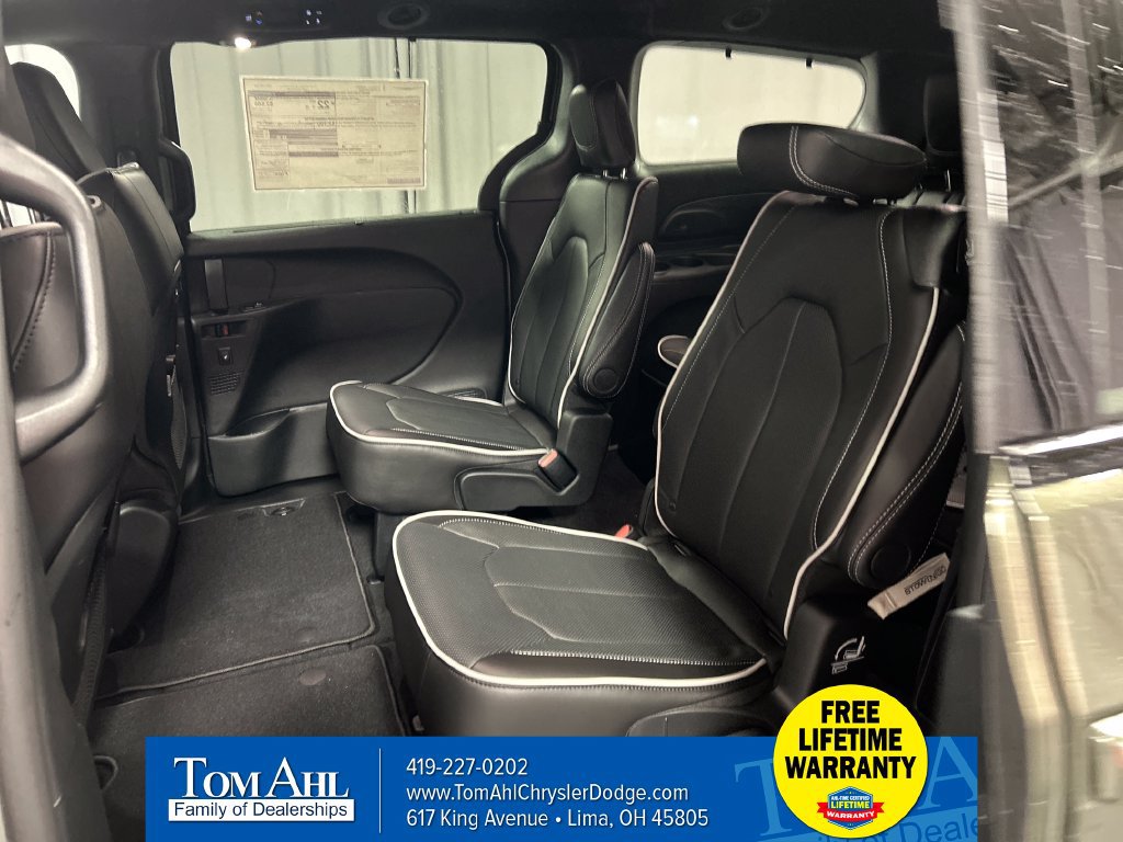 New 2027 Chrysler Pacifica Limited FWD image 21
