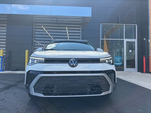 Used 2025 Volkswagen Taos SE image 2