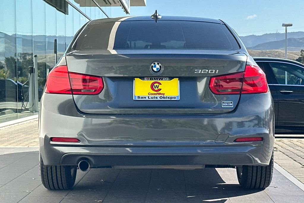 Used 2017 BMW 320i Sedan RWD image 4