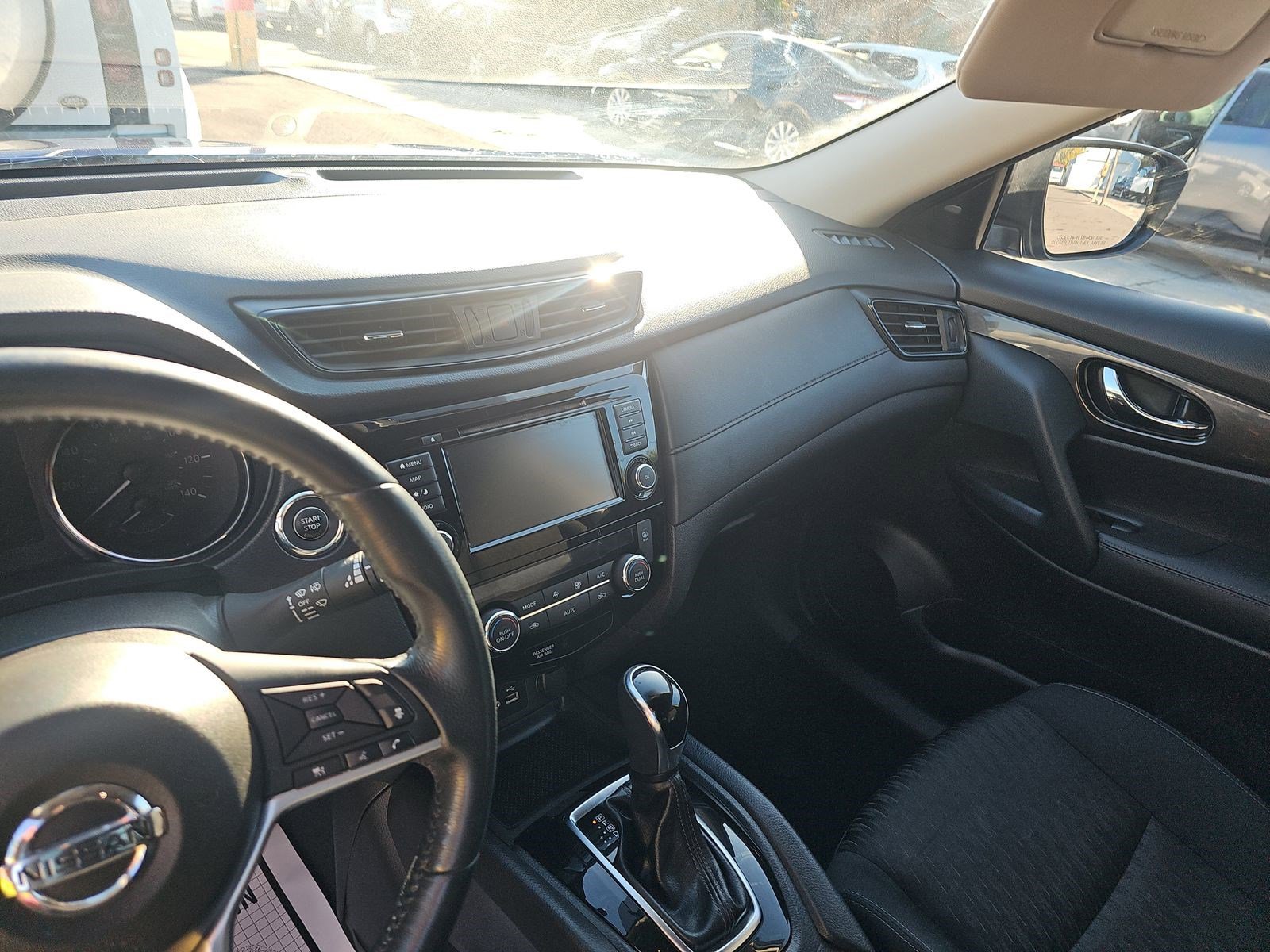 Used 2018 Nissan Rogue SV w/ Premium Package image 11