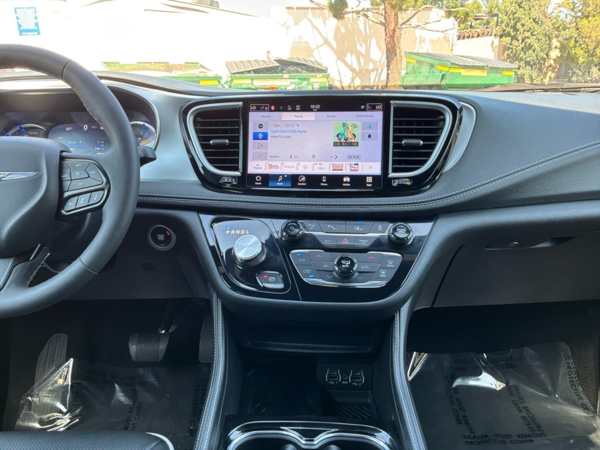 Used 2025 Chrysler Pacifica Premium FWD image 15