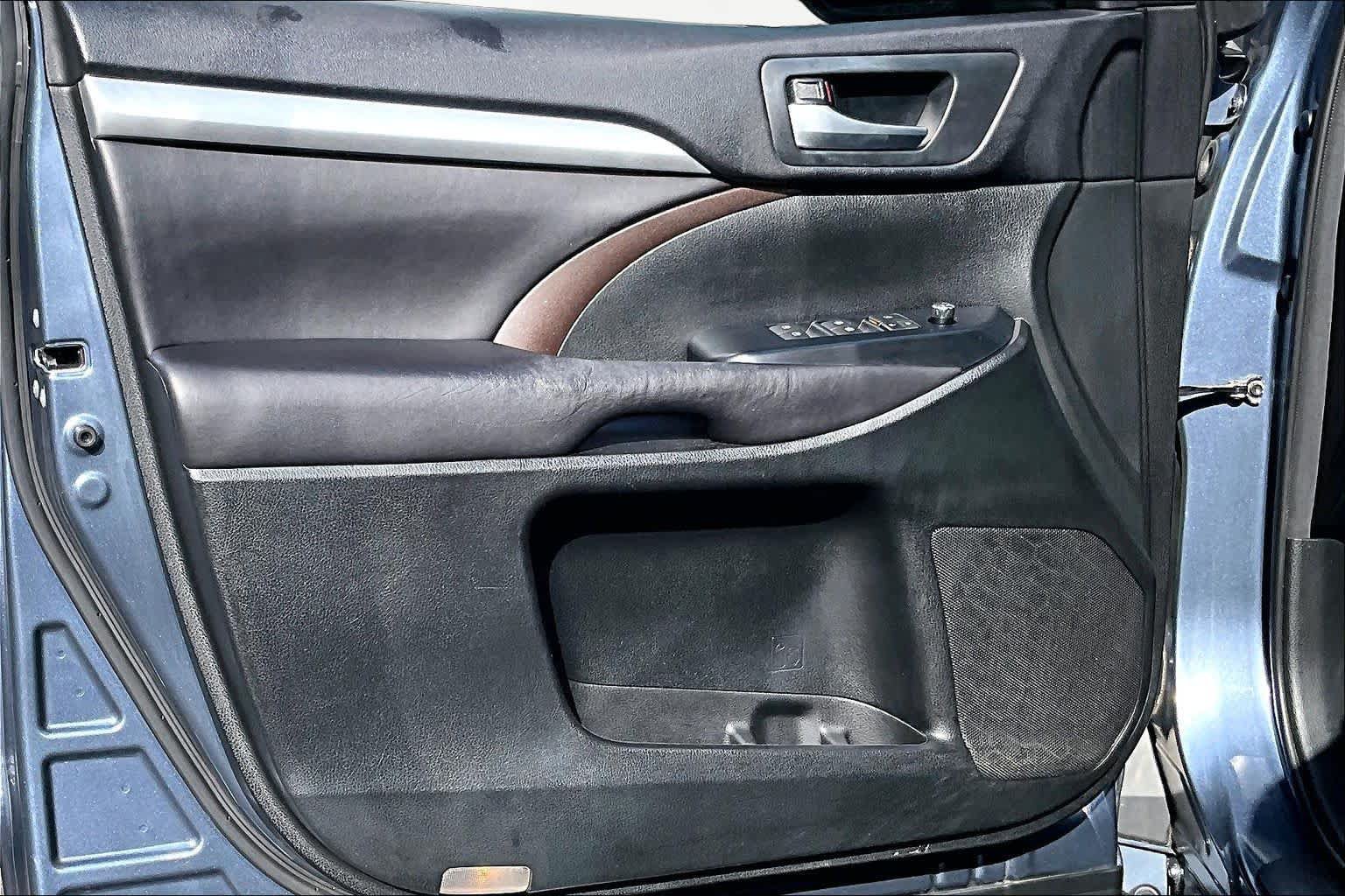 Used 2016 Toyota Highlander XLE AWD/4WD image 22