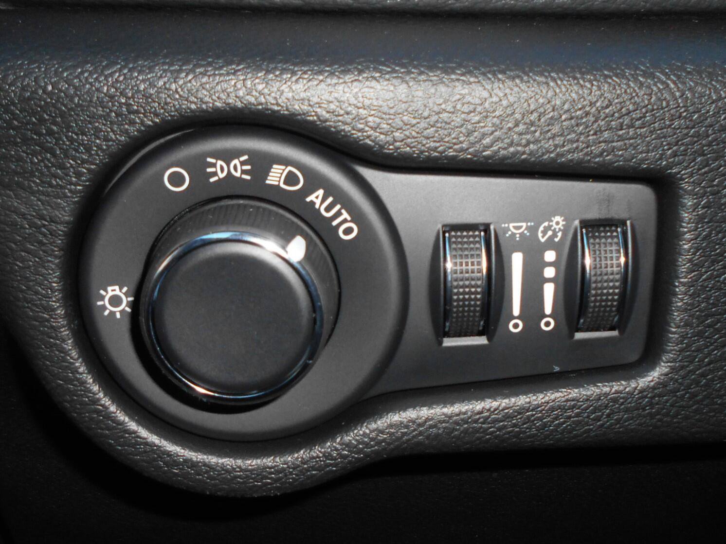 New 2027 Chrysler Pacifica Pinnacle w/ Theater Group FWD image 28