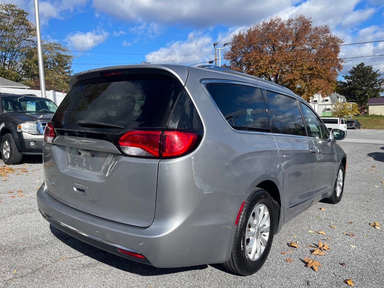 Used 2018 Chrysler Pacifica Touring-L image 6