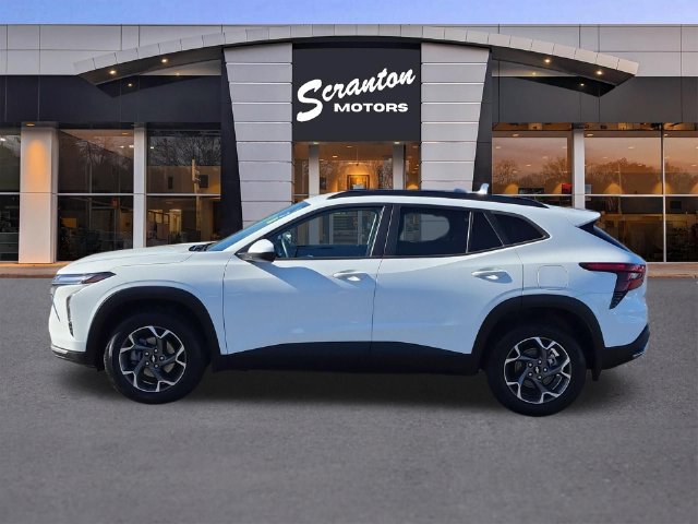 Certified 2025 Chevrolet Trax LT w/ Driver Confidence Package FWD image 2
