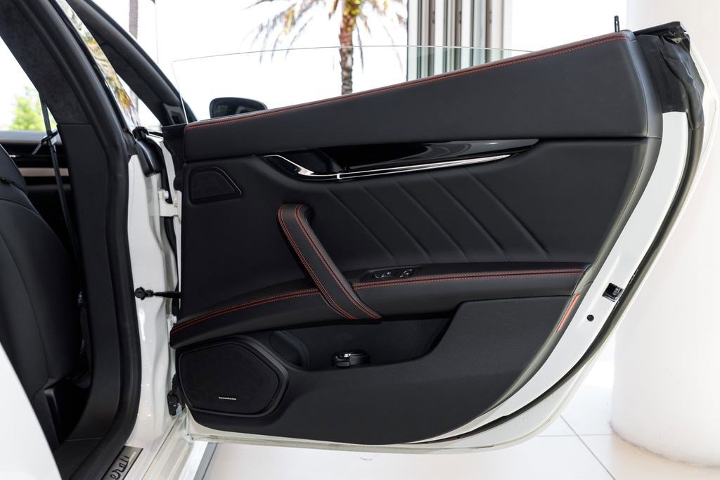 Used 2022 Maserati Quattroporte Modena RWD image 16