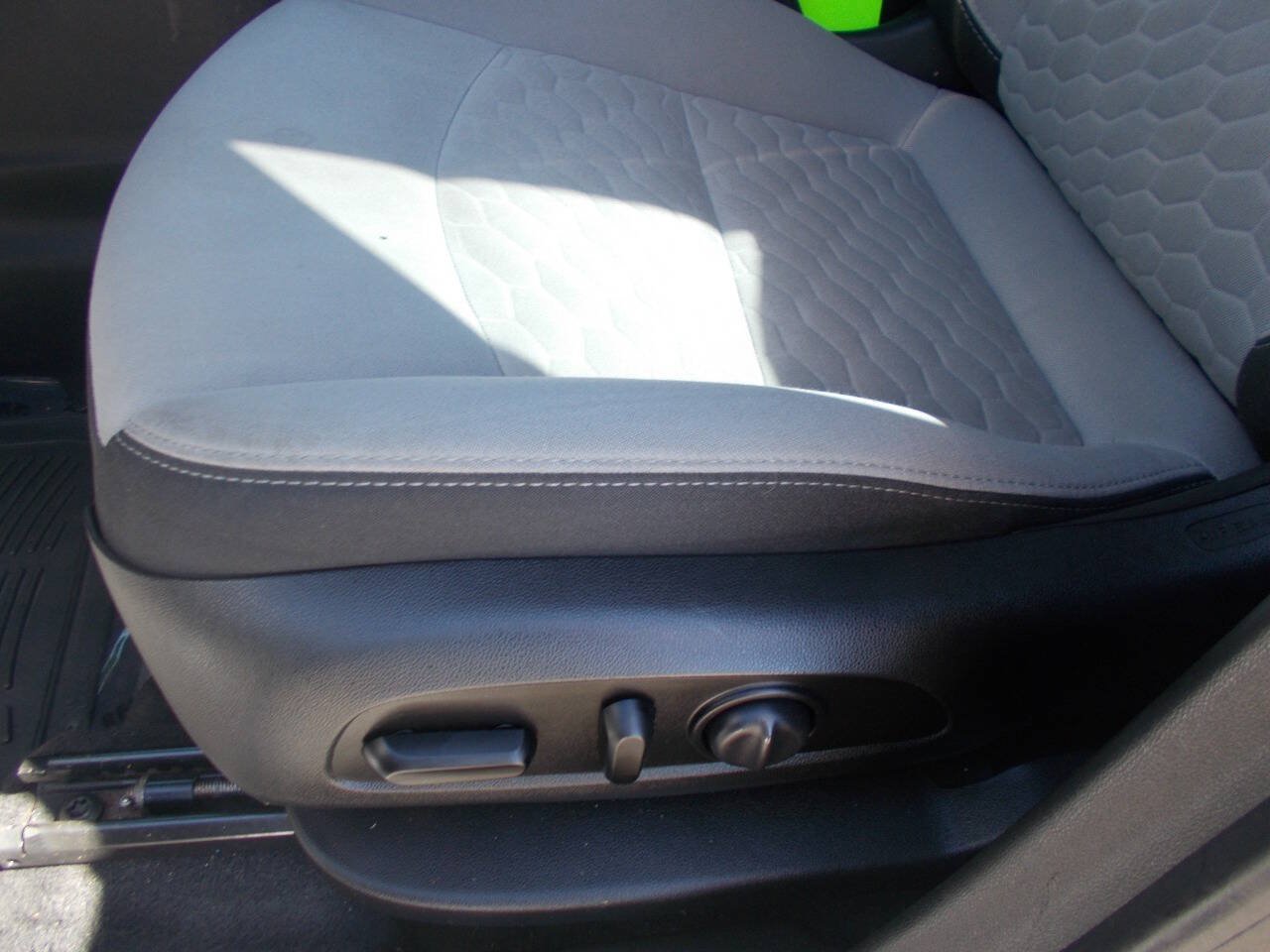 Used 2020 Chevrolet Equinox LS FWD image 13