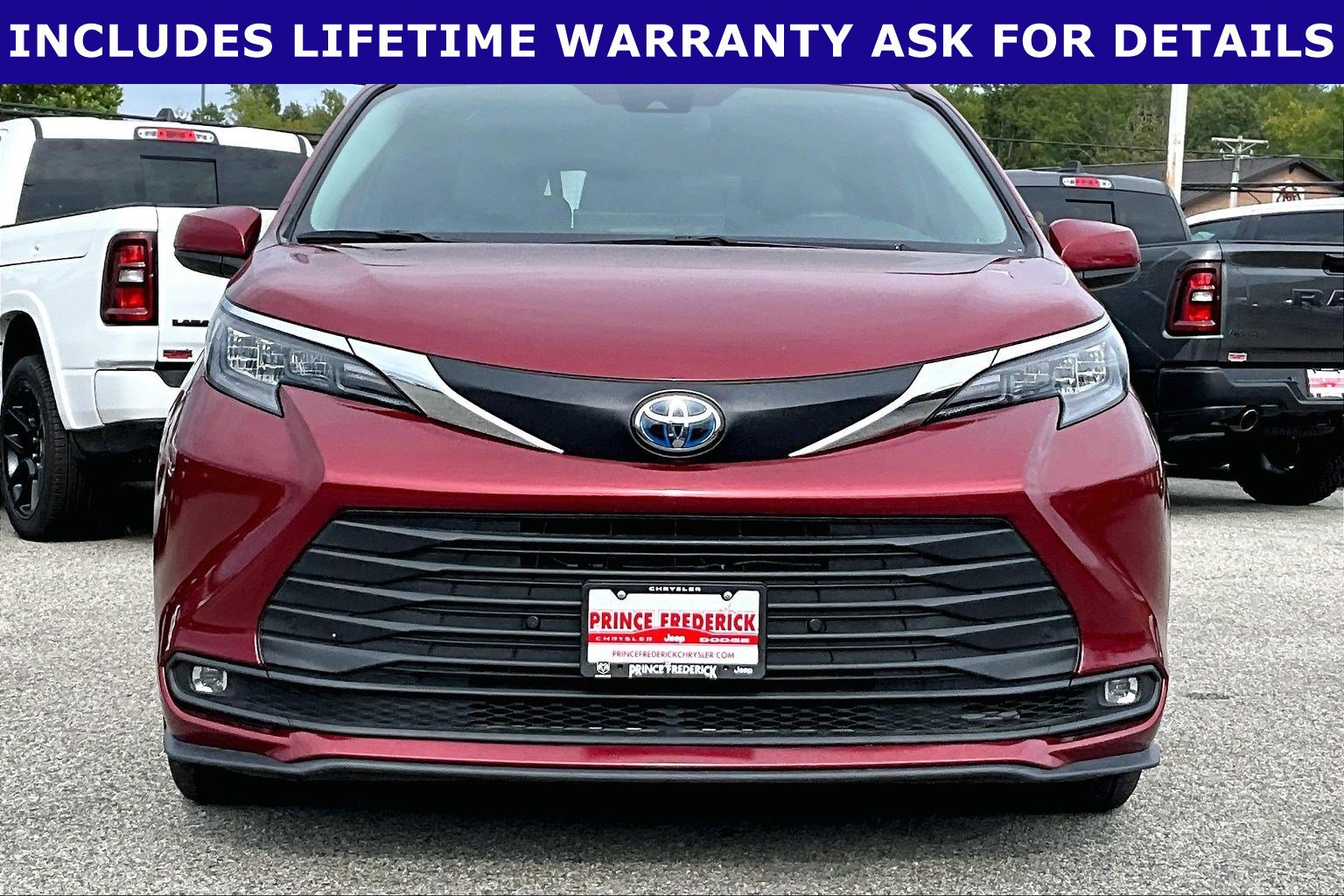 Used 2025 Toyota Sienna XLE FWD image 2