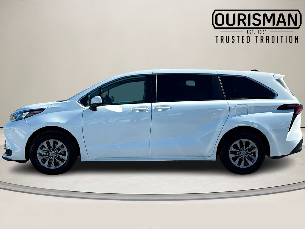 Used 2024 Toyota Sienna LE image 3