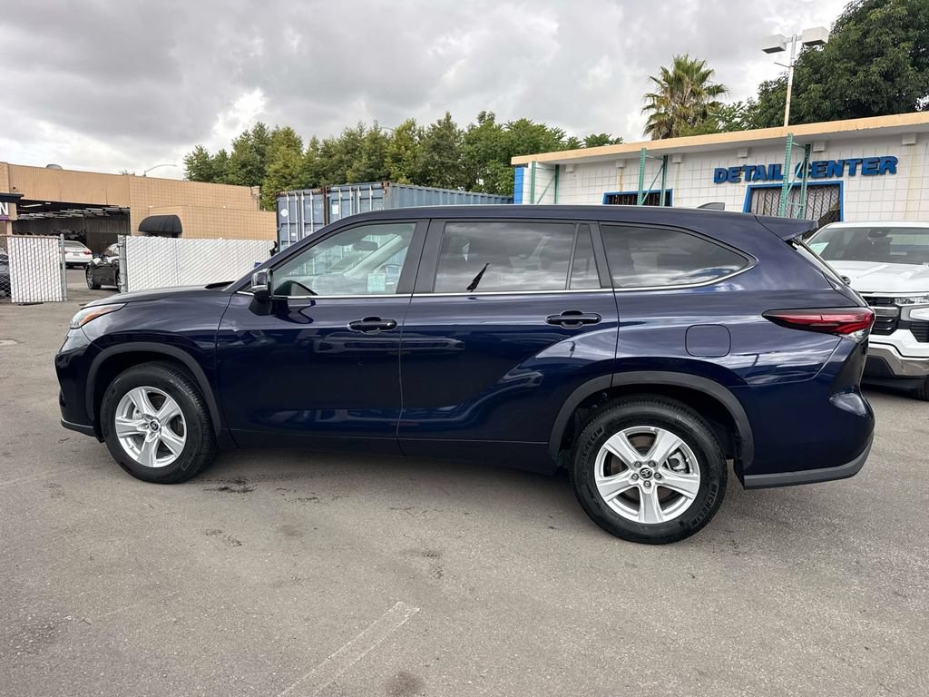 Used 2025 Toyota Highlander LE FWD image 5