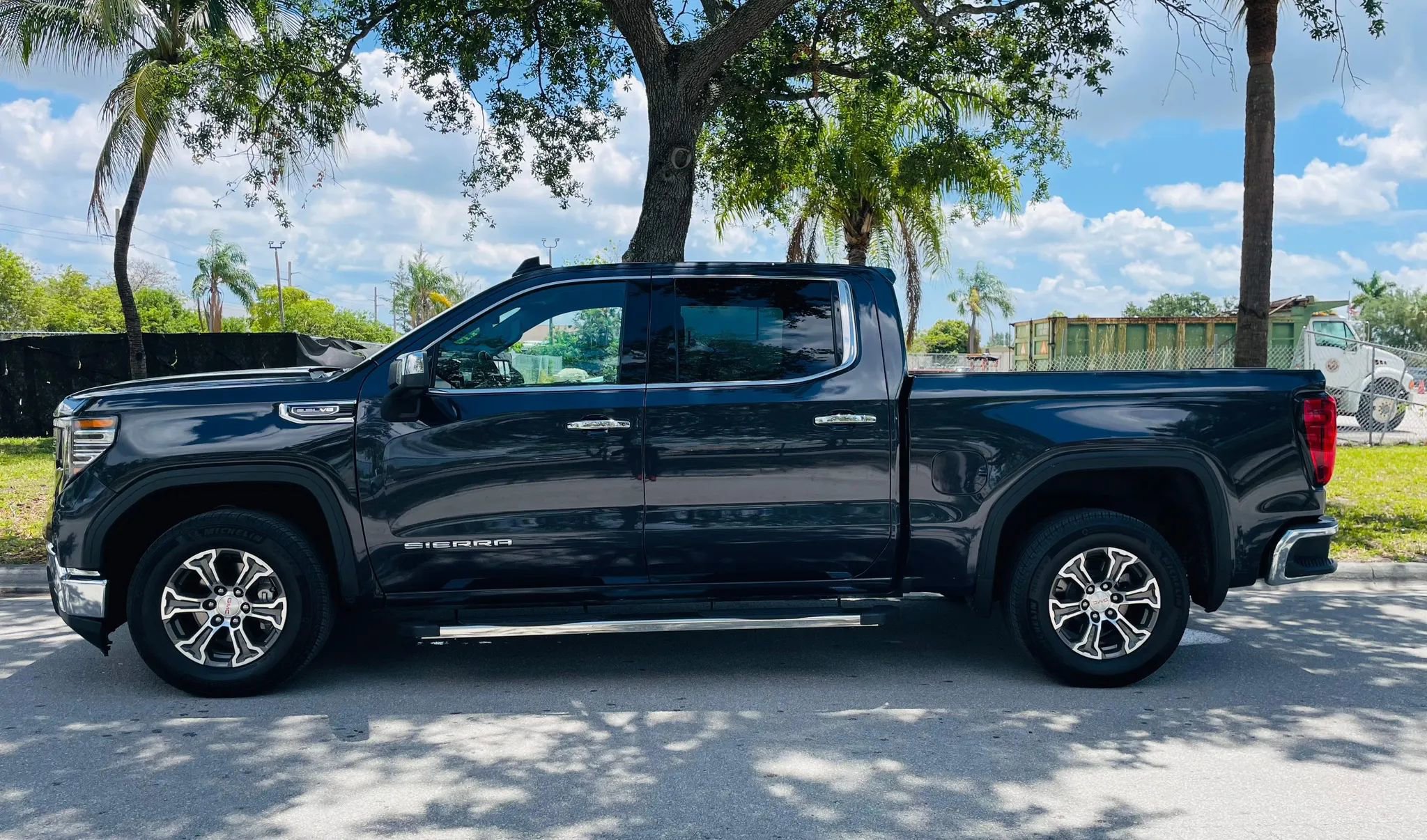 Used 2025 GMC Sierra 1500 SLT RWD image 2