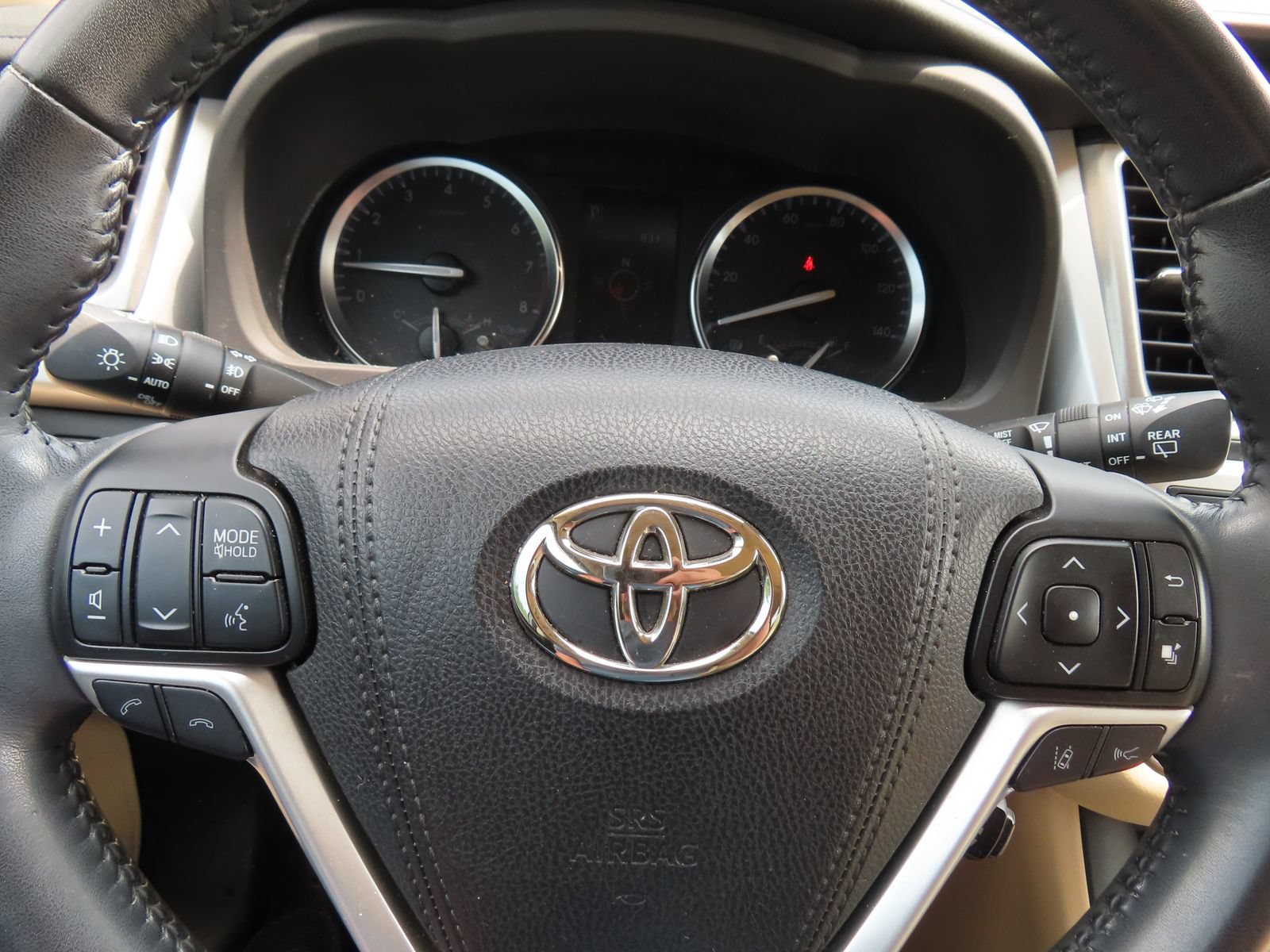 Used 2018 Toyota Highlander XLE w/ Carpet Mat Package (TMS) AWD/4WD image 19