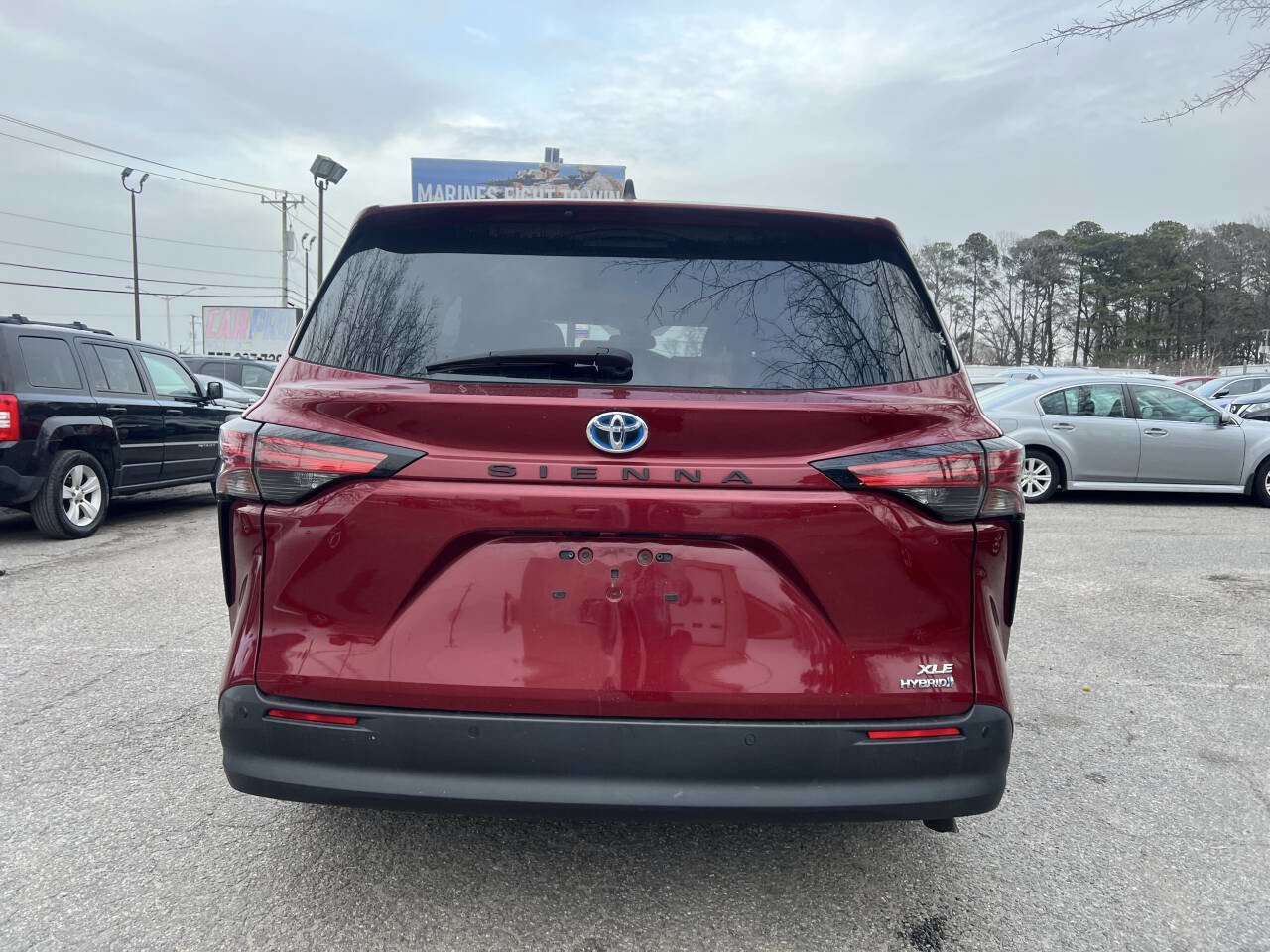 Used 2022 Toyota Sienna XLE image 4
