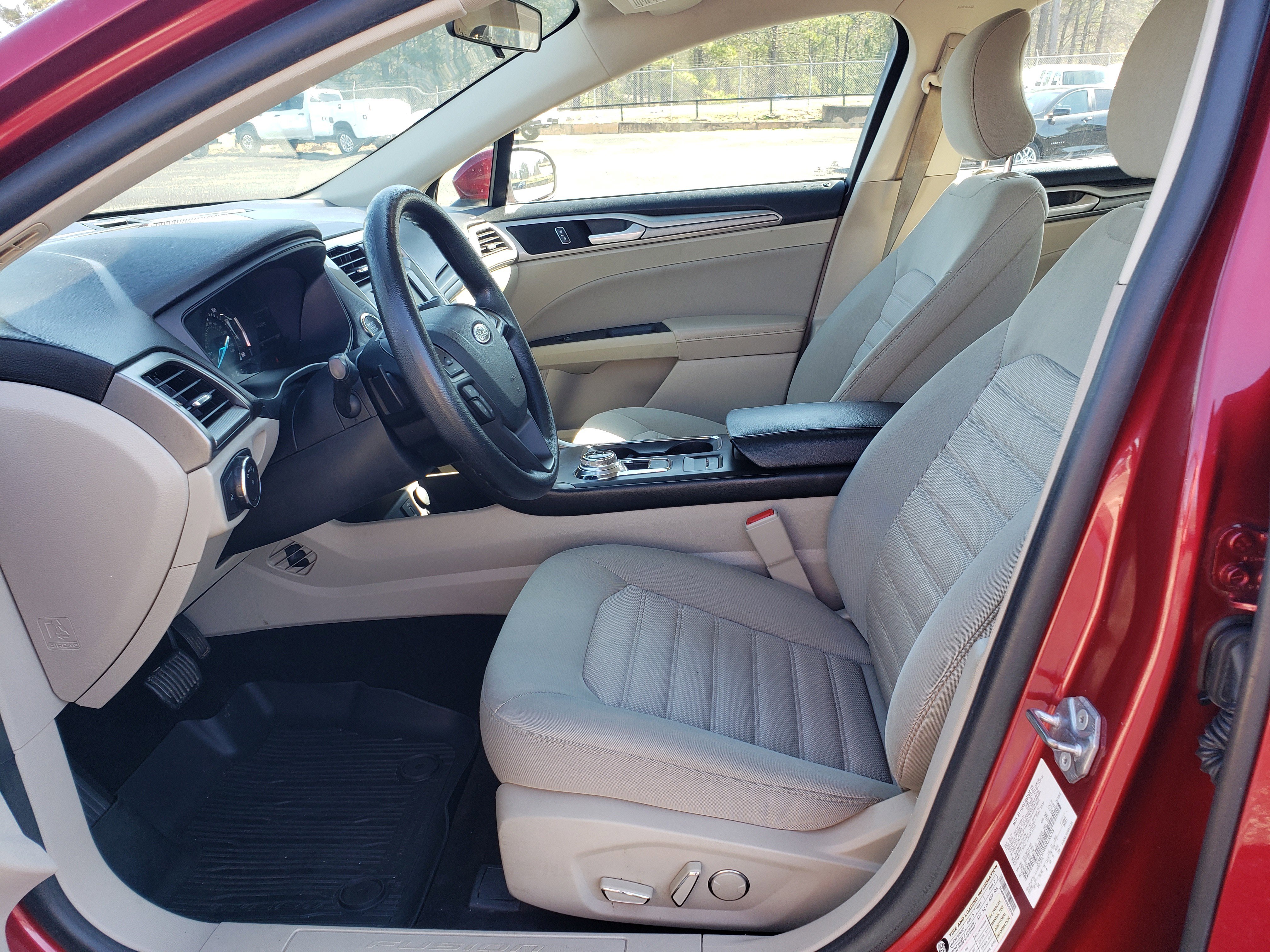 Used 2018 Ford Fusion SE w/ Fusion SE Technology Package image 29