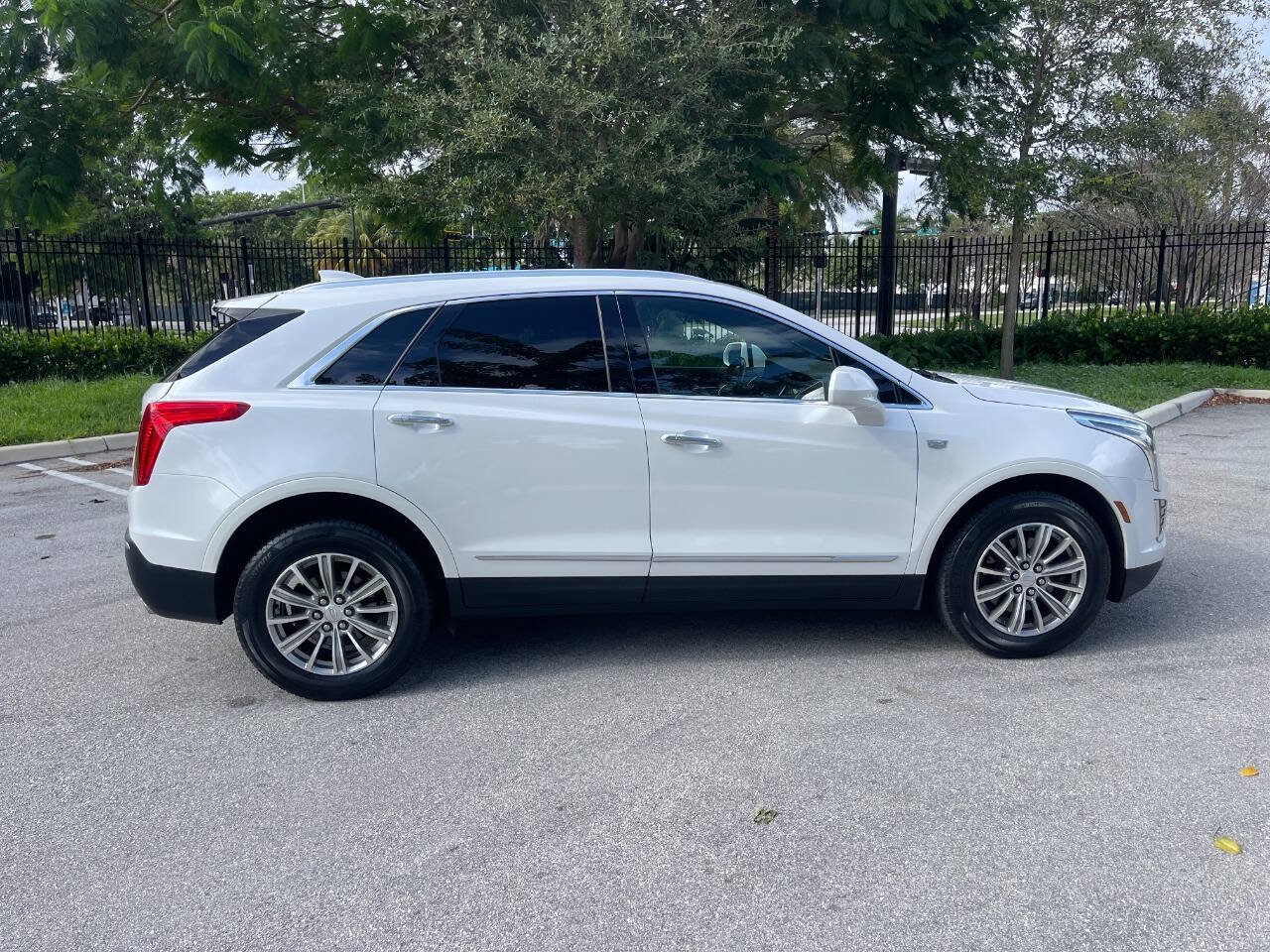 Used 2018 Cadillac XT5 Luxury w/ Driver Awareness Package AWD/4WD image 11