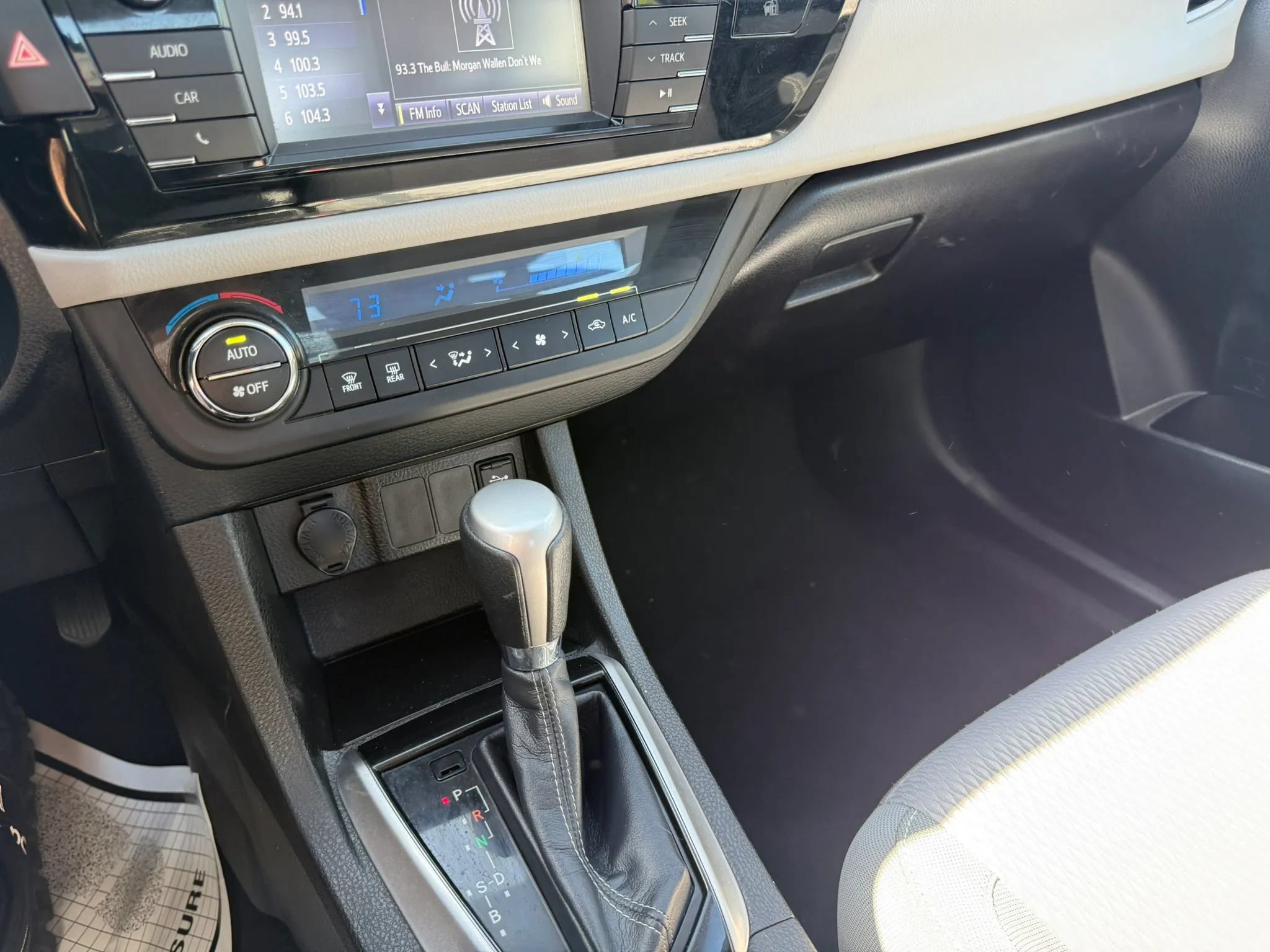 Used 2015 Toyota Corolla LE FWD image 18
