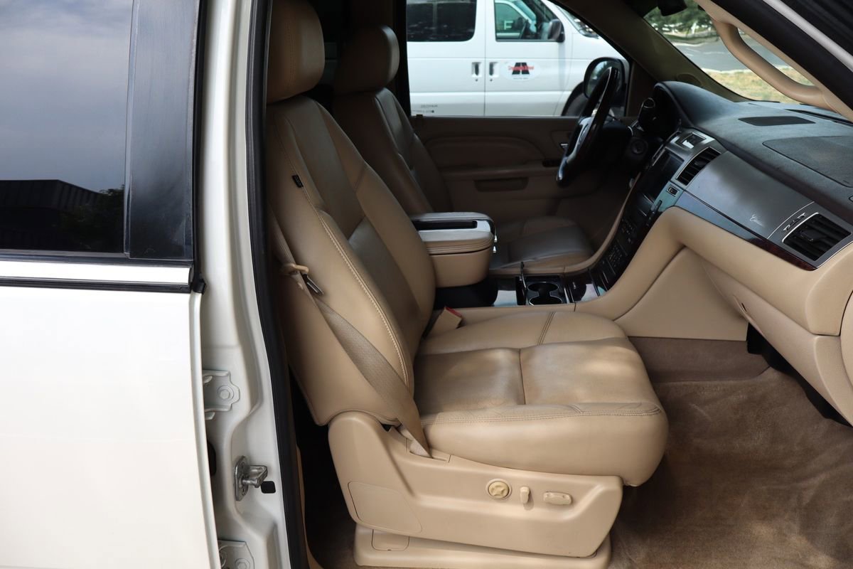 Used 2012 Cadillac Escalade EXT Luxury image 23