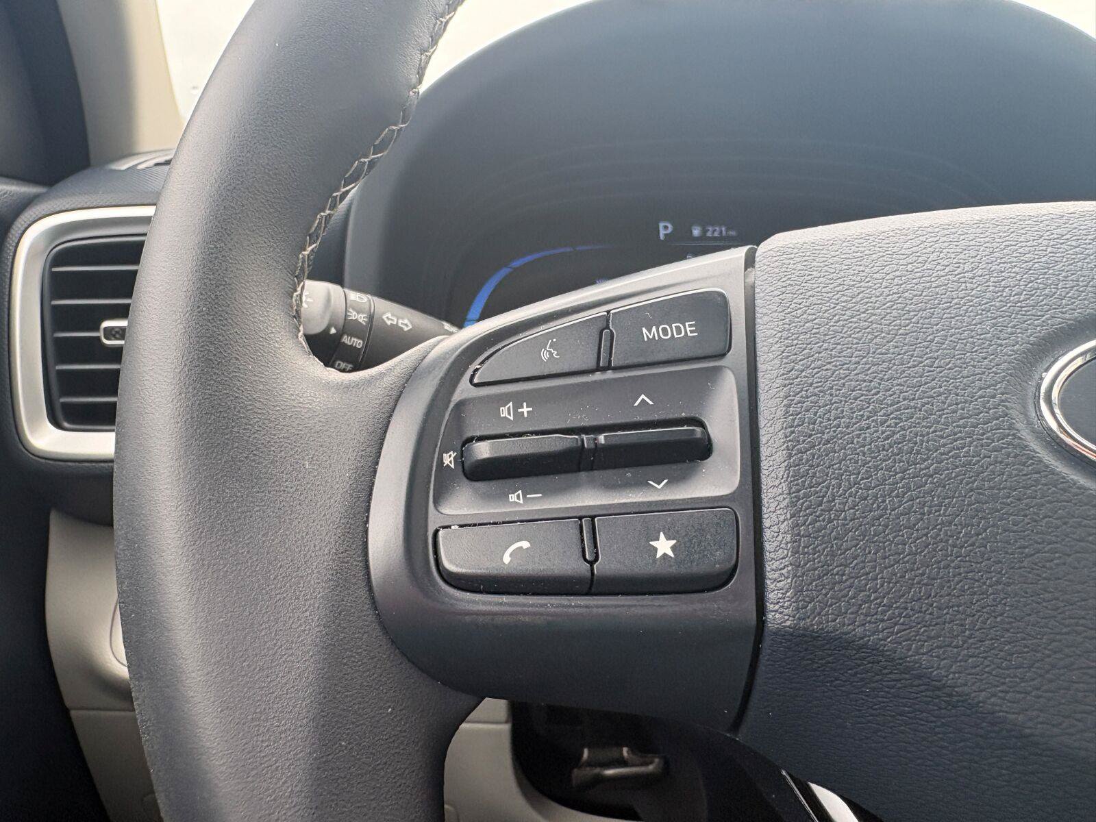 Used 2025 Hyundai Venue Limited FWD image 35