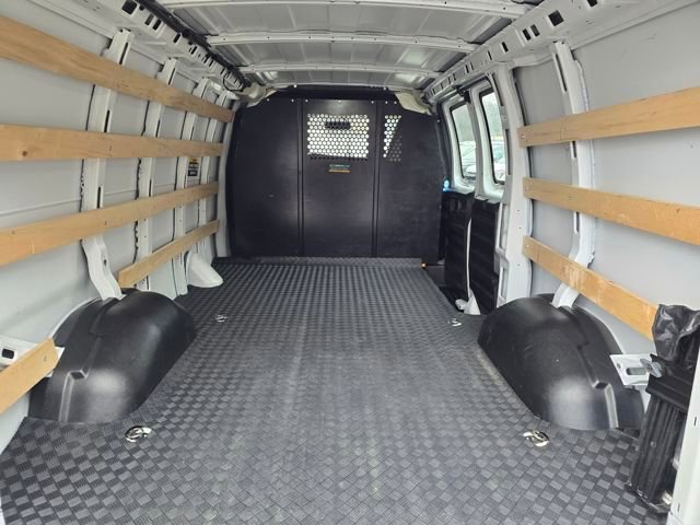 Used 2024 GMC Savana 2500 w/ Driver Convenience Package image 9