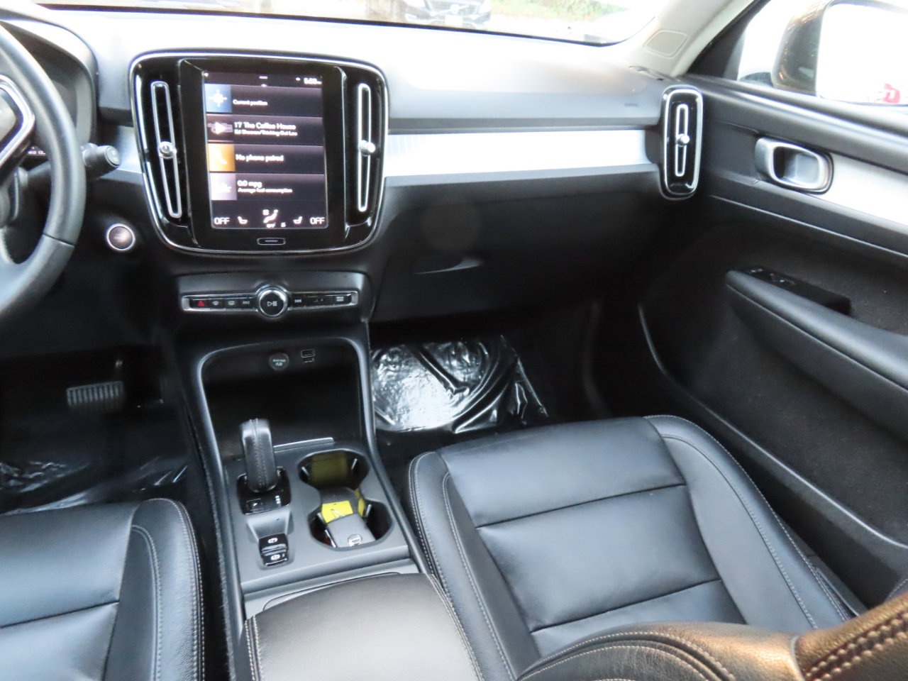 Used 2021 Volvo XC40 T5 Momentum image 11