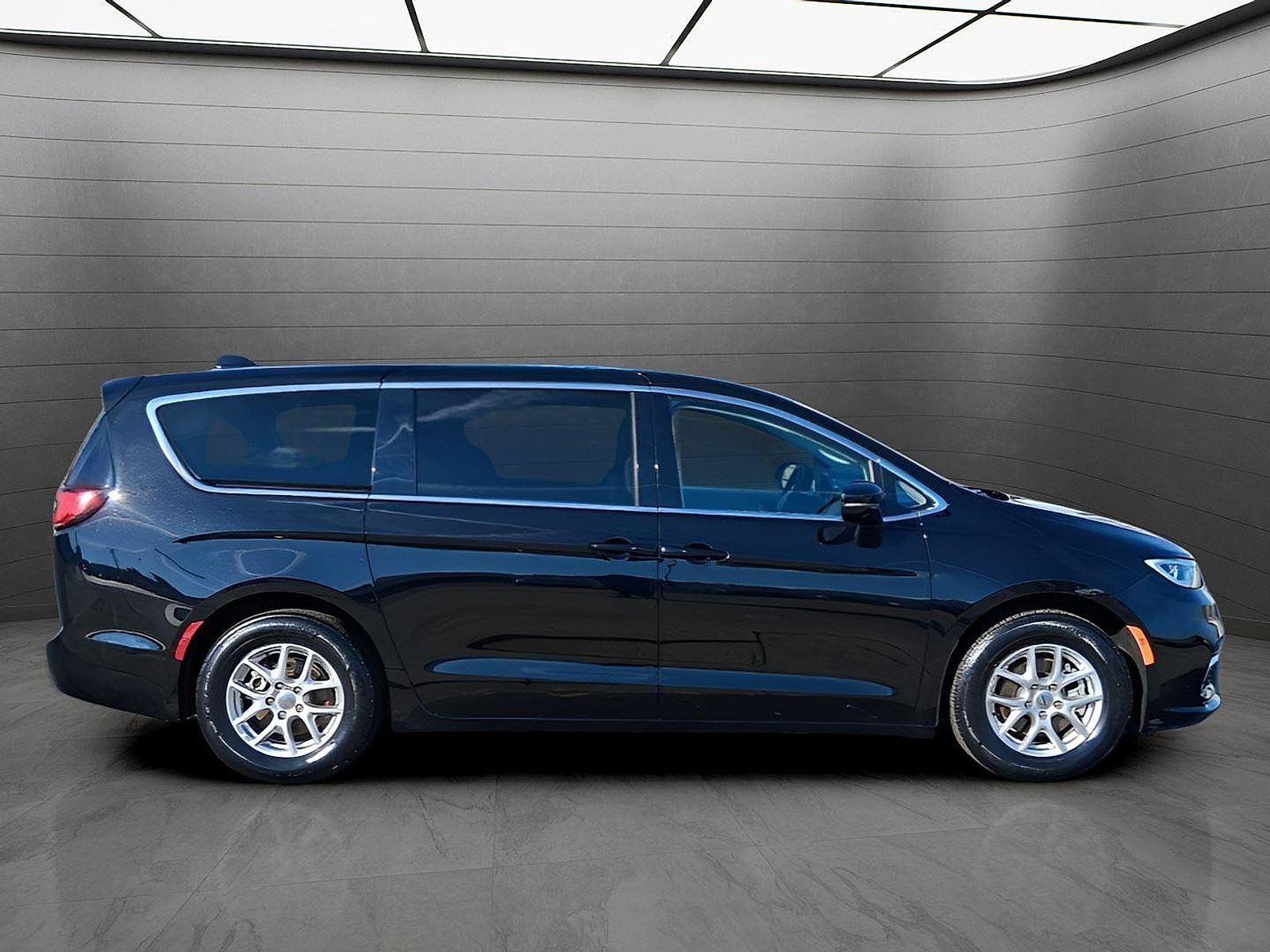 Used 2024 Chrysler Pacifica Touring-L image 6