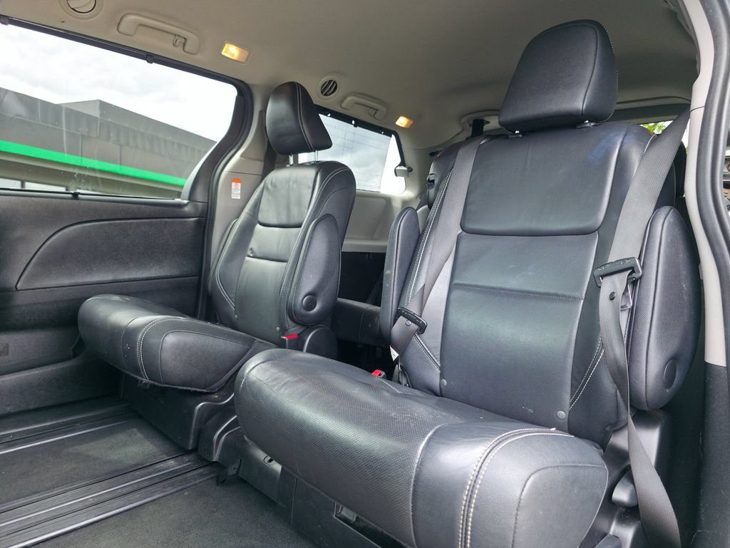 Used 2017 Toyota Sienna SE Premium FWD image 13