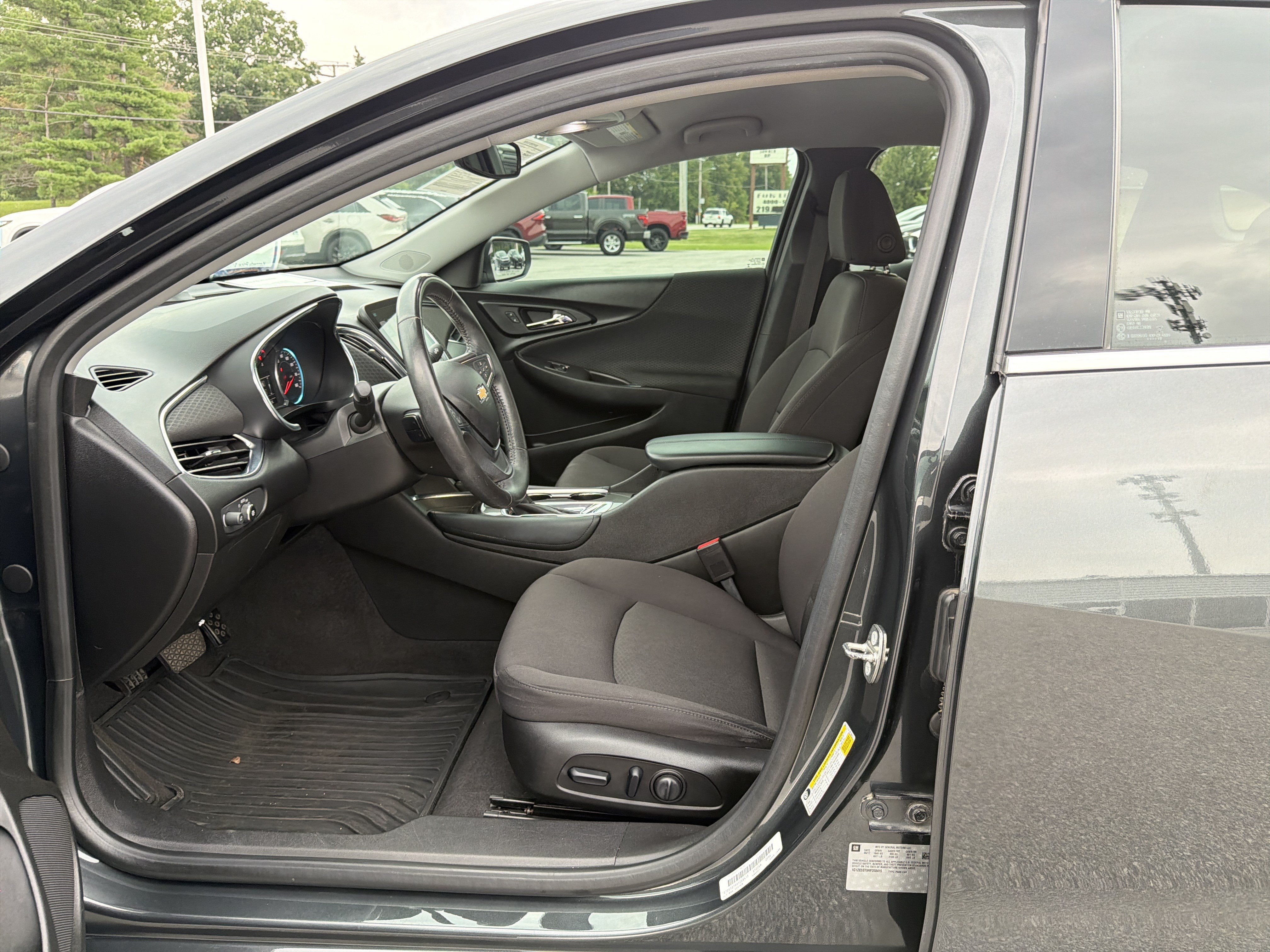 Used 2017 Chevrolet Malibu LT FWD image 15