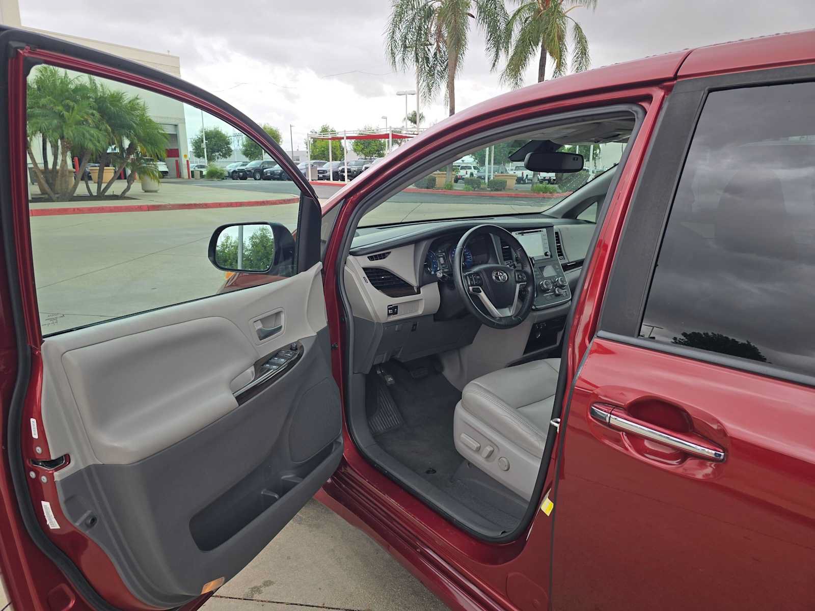 Used 2019 Toyota Sienna XLE FWD image 22