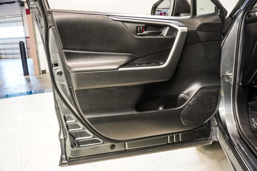 Used 2020 Toyota RAV4 LE image 15