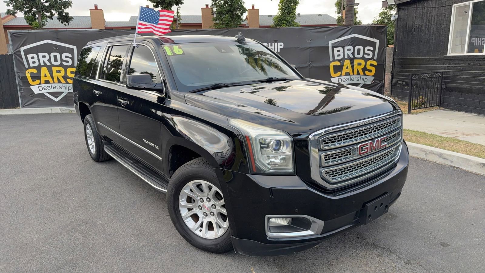 Used 2016 GMC Yukon XL SLT image 2