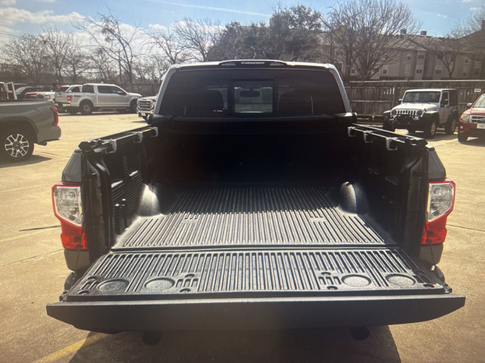 Used 2019 Nissan Titan SV w/ SV Convenience Package image 17