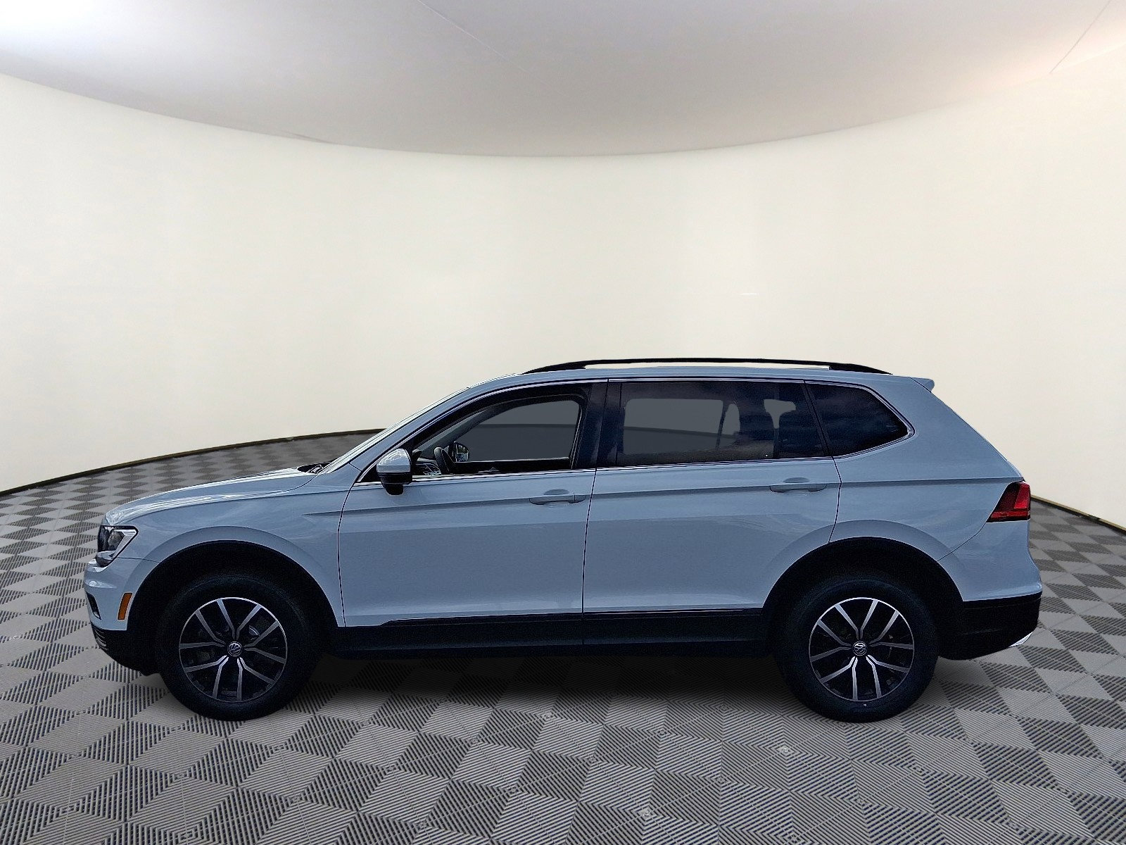 Certified 2021 Volkswagen Tiguan SE w/ Panoramic Sunroof Package image 4