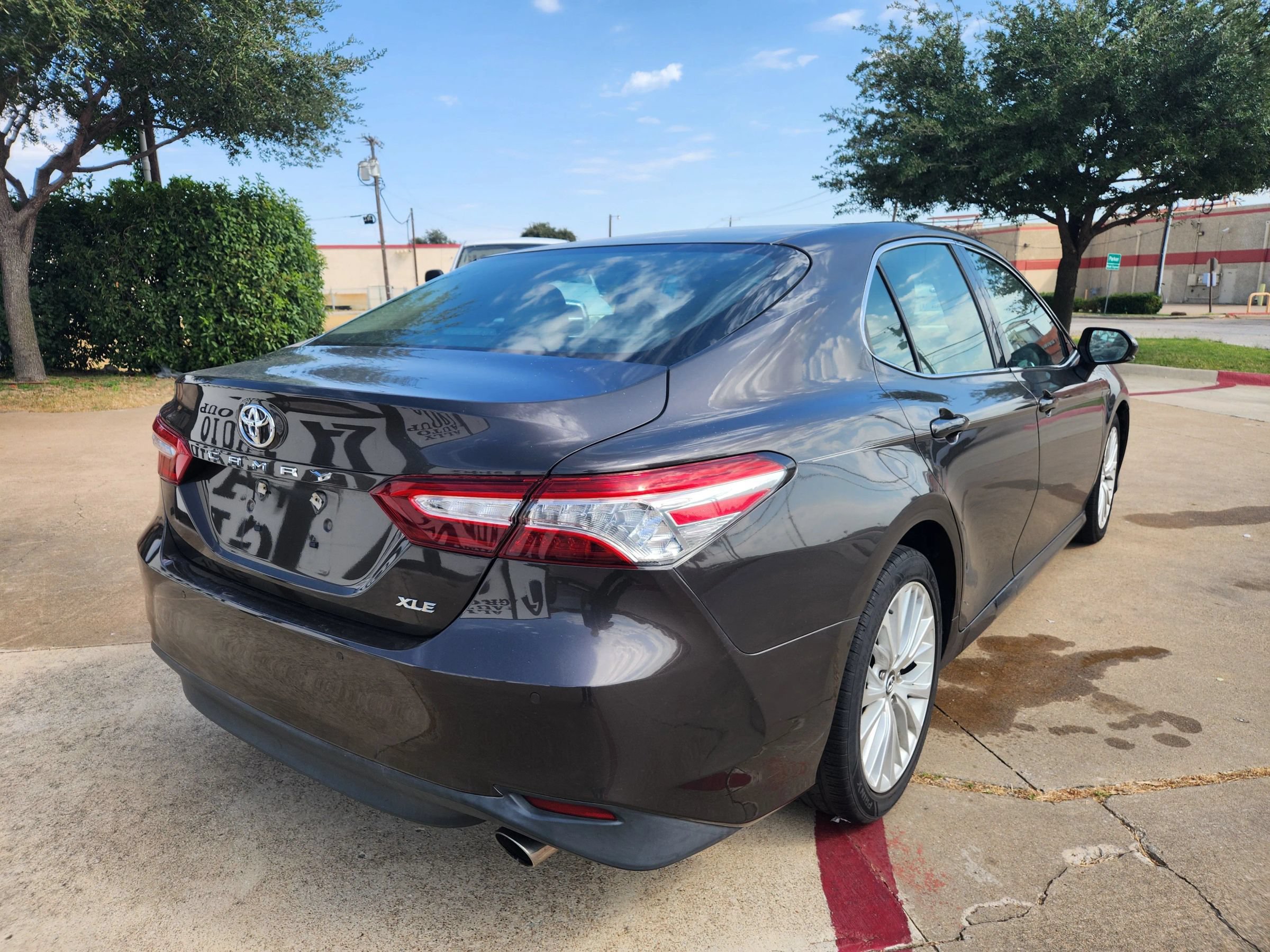 Used 2018 Toyota Camry XLE FWD image 5