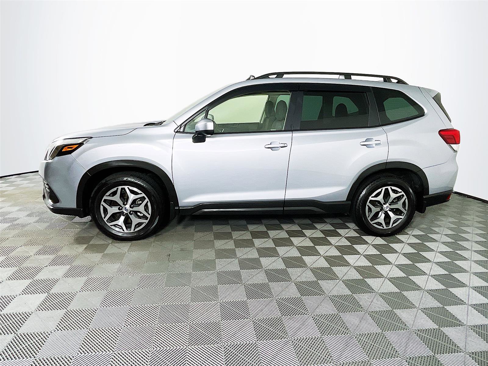 Used 2023 Subaru Forester Premium image 4