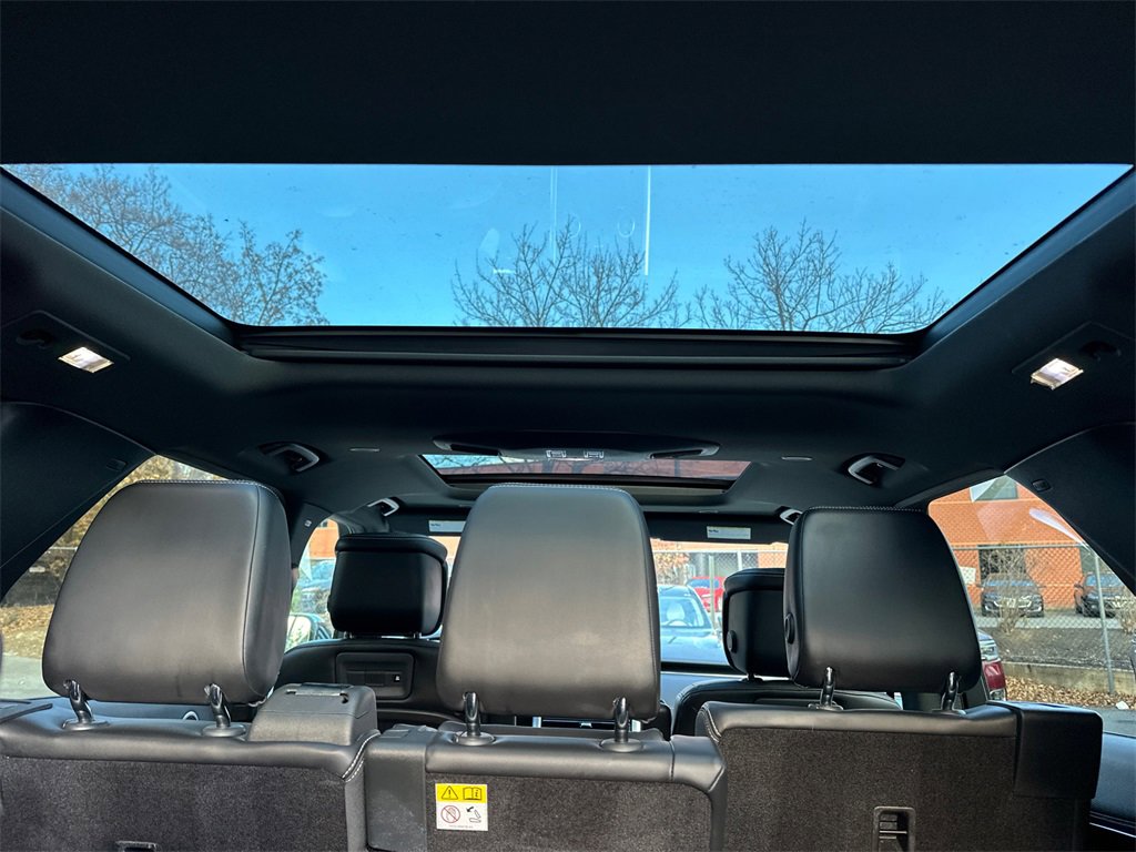 Used 2023 Land Rover Discovery Metropolitan Edition image 8