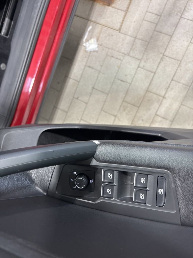 Used 2020 Volkswagen Tiguan SE image 13