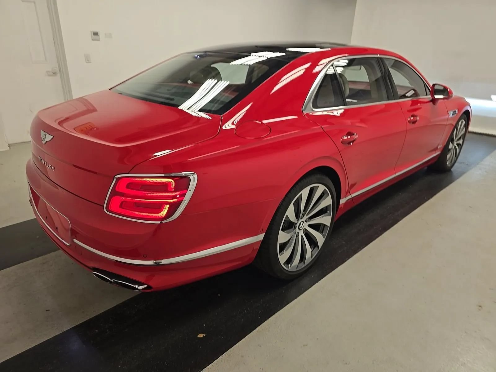 Used 2022 Bentley Flying Spur Plug-In Hybrid AWD/4WD image 10