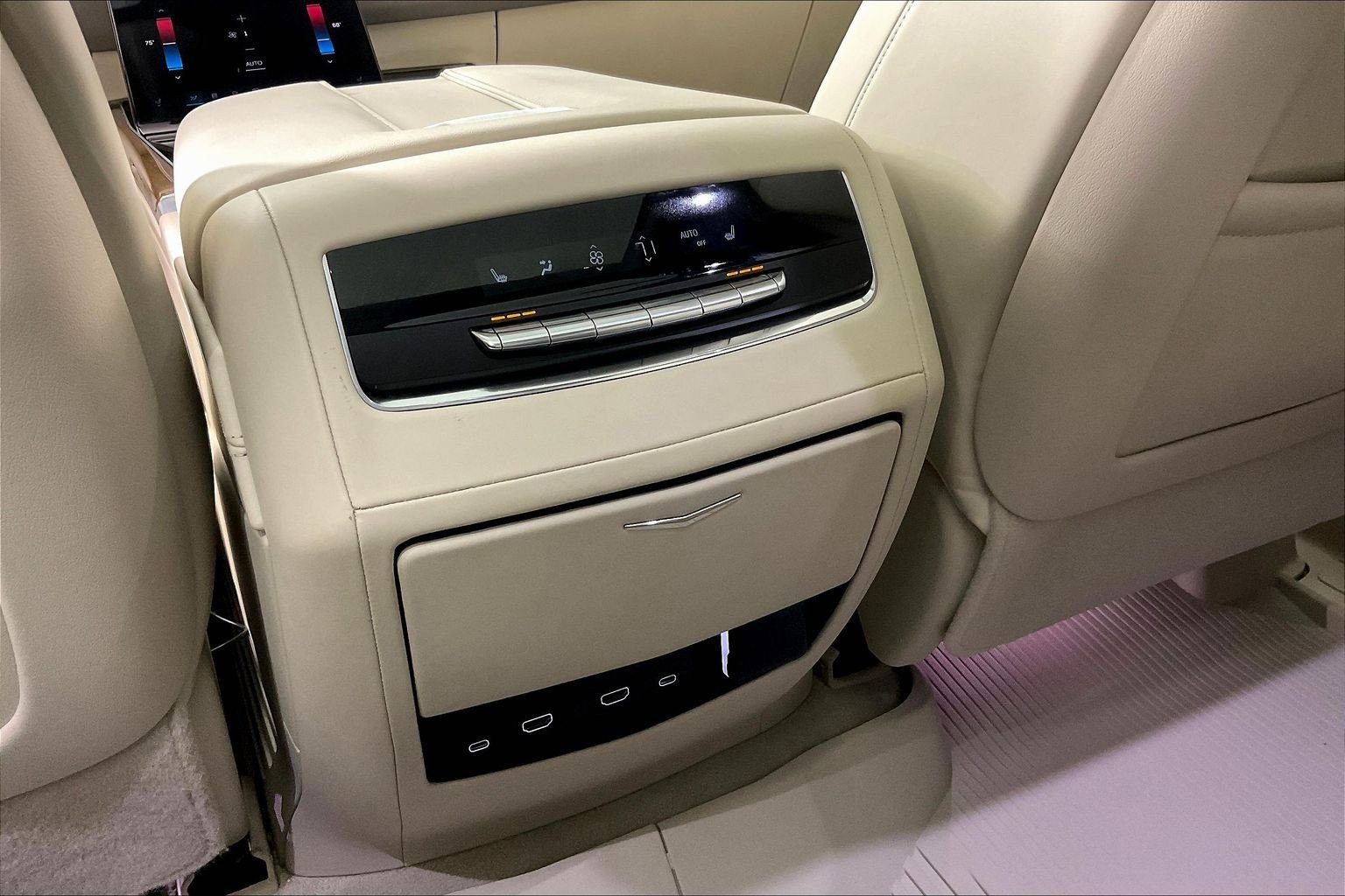 Used 2025 Cadillac Escalade Premium Luxury Platinum AWD/4WD image 11