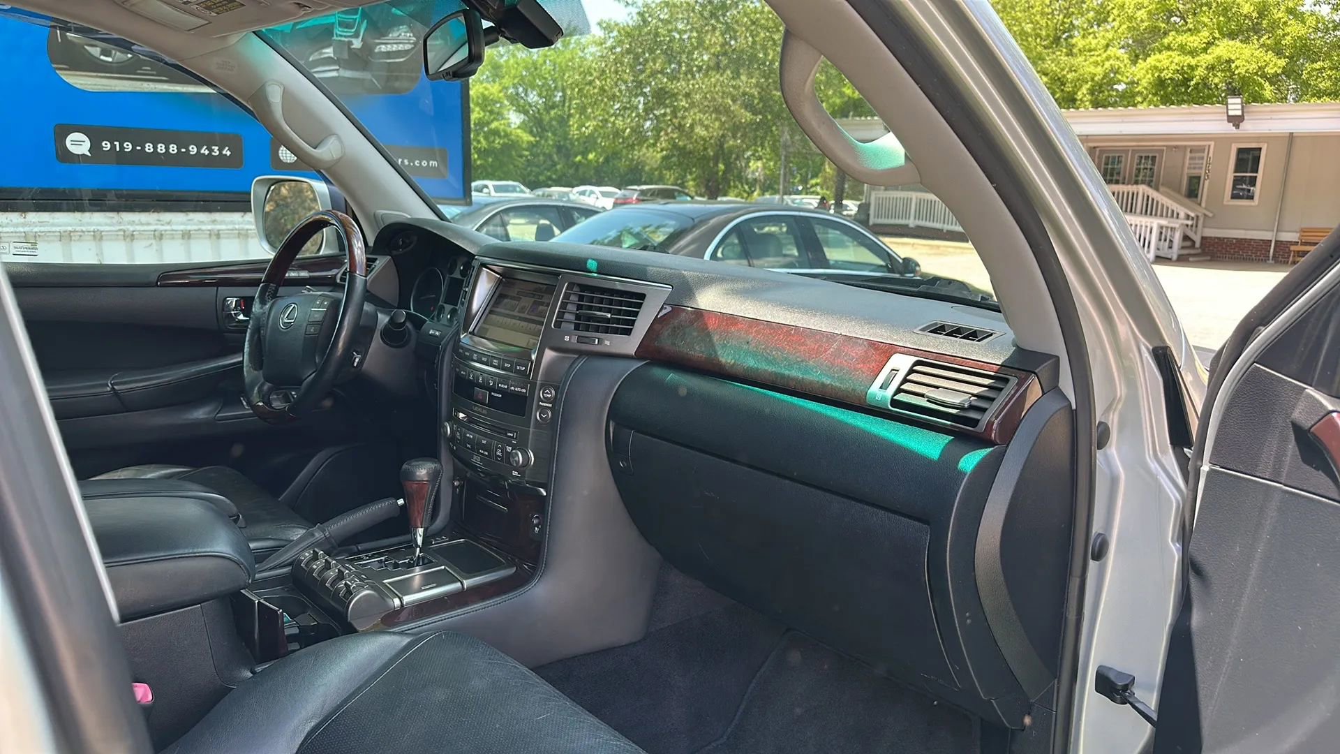 Used 2011 Lexus LX 570 4WD w/ Luxury Pkg image 22