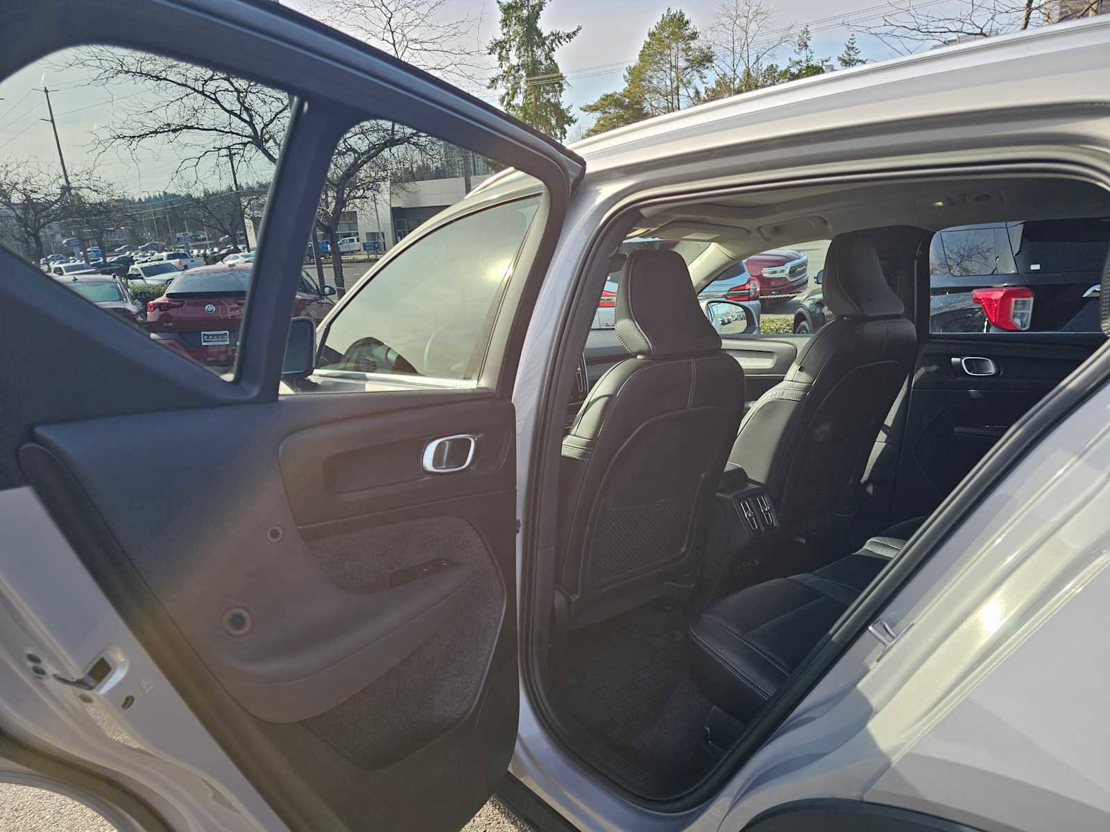 Used 2023 Volvo XC40 B4 Plus w/ Protection Package Premier FWD image 20
