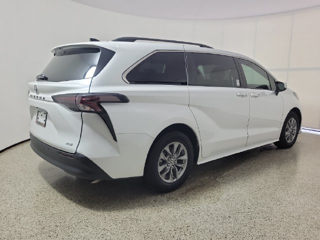 Used 2026 Toyota Sienna XLE FWD image 5
