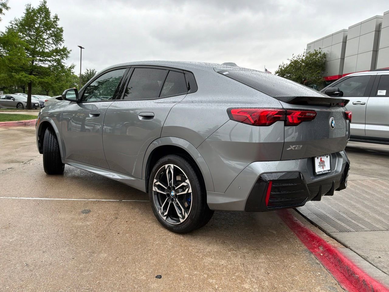 Used 2025 BMW X2 xDrive28i w/ M Sport Package AWD/4WD image 8