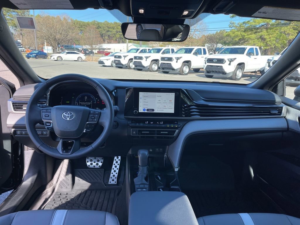 Used 2025 Toyota Camry SE image 8
