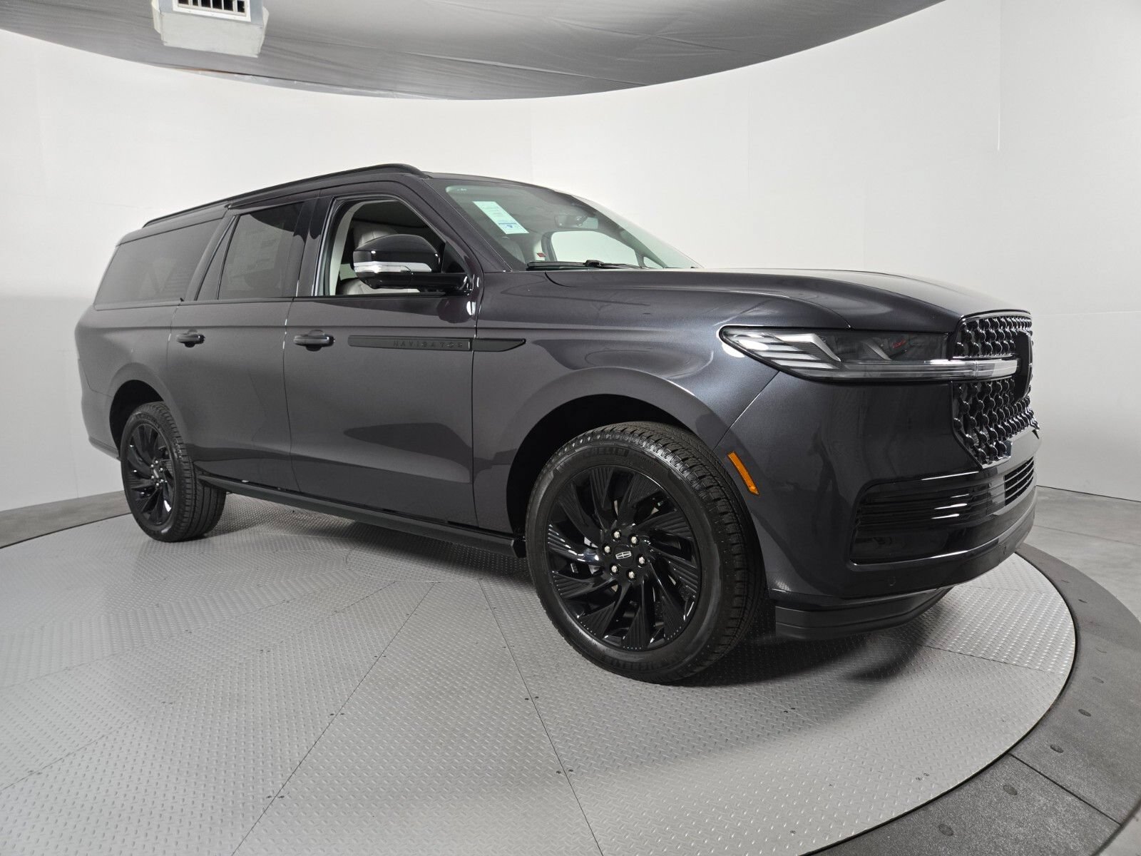 New 2026 Lincoln Navigator L Reserve w/ Jet Appearance Package AWD/4WD image 2